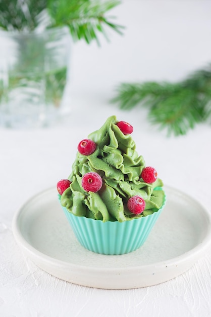 Cupcake verde de Natal em forma de árvore de Natal com mirtilos vegano sem glúten, lactose e açúcar