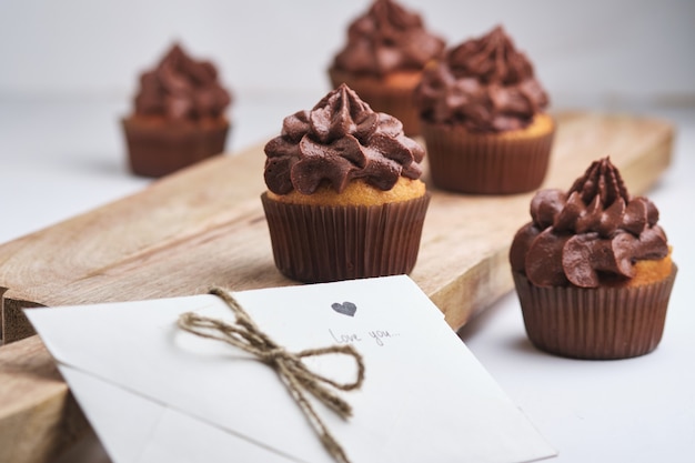 Cupcakes als Geschenk für die Lieben. Orangen-Cupcakes mit Schokoladencreme.