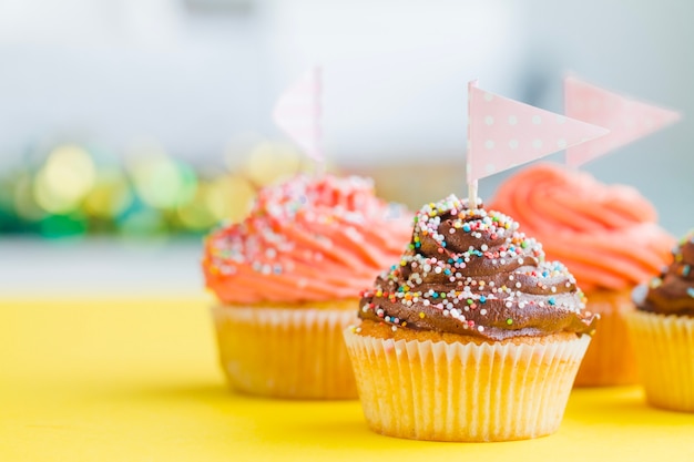 Foto cupcakes con asperja y las banderas