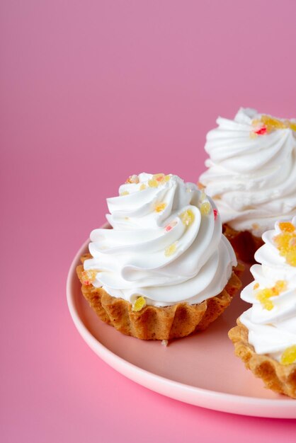 Cupcakes auf einem rosa Hintergrund