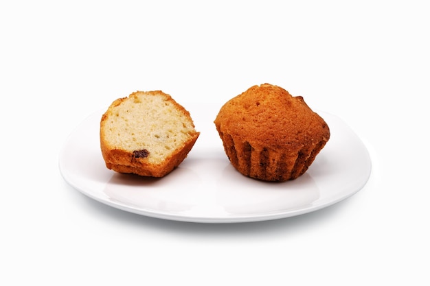 Cupcakes auf einem weißen Teller Nahaufnahme isoliert auf weißem Hintergrund