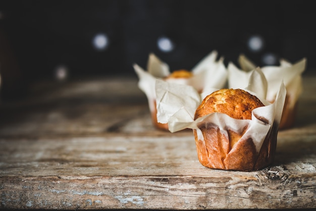 Cupcakes auf Holzoberfläche