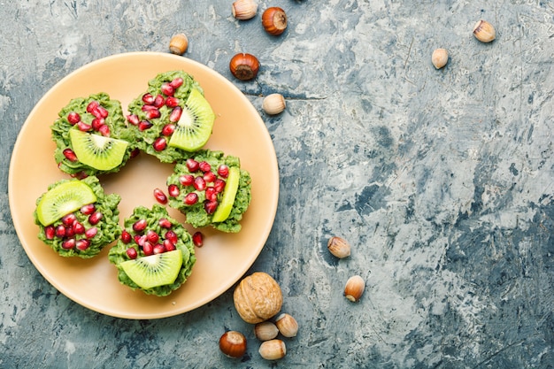 Cupcakes aus Avocado und Kiwi.