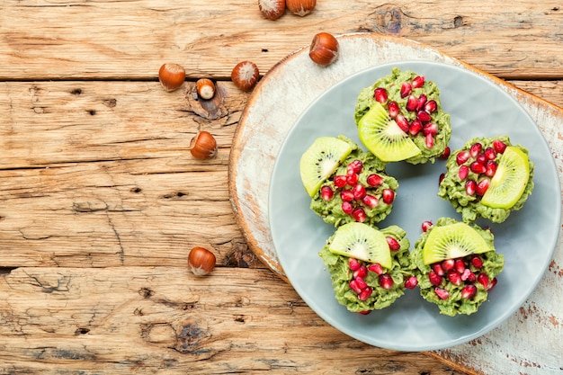 Cupcakes aus Avocado und Kiwi.