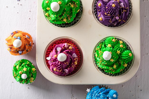 Foto cupcakes bonitos e doces multicoloridos para a quinta-feira gorda