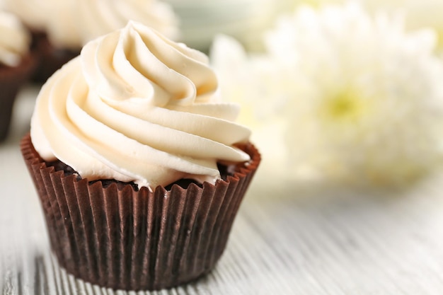 Cupcakes brancos na mesa de madeira