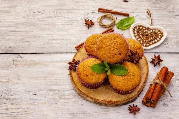 Cupcakes caseiros com anis estrelado e canela e hortelã fresca