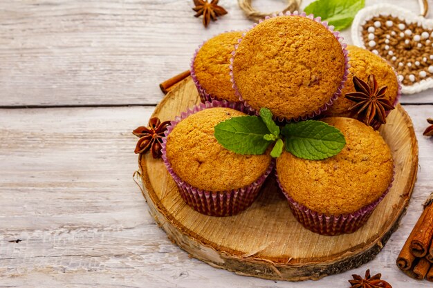 Cupcakes caseiros com anis estrelado e canela e hortelã fresca