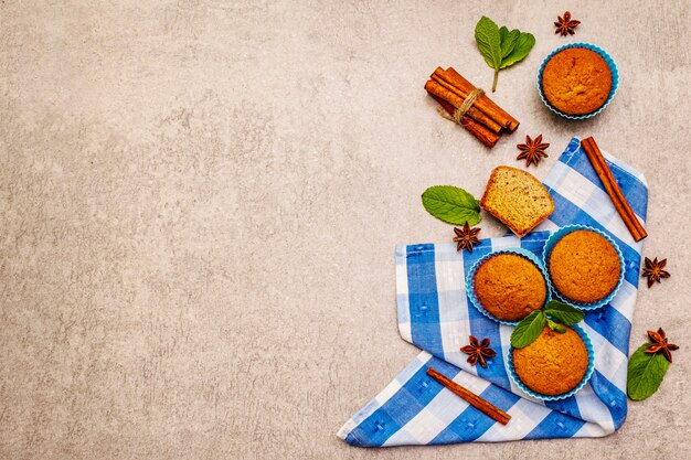 Cupcakes caseiros com anis estrelado e canela e hortelã fresca