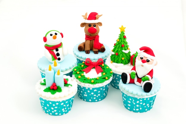 Cupcakes caseiros de natal isolados no fundo branco