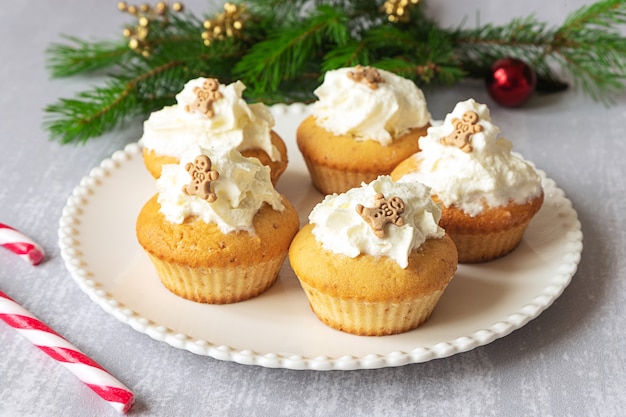 Cupcakes caseros con adornos navideños