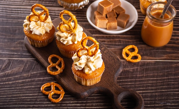 Cupcakes caseros con sirope de caramelo y queso crema batido