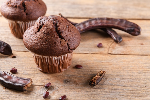 Cupcakes de chocolate y algarroba cocinar con algarroba en polvo y vainas de algarrobo