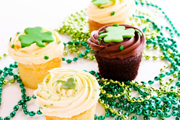 Cupcakes de chocolate blanco con mousse chic blanco y glaseado de crema de mantequilla blanca para el Día de San Patricio.