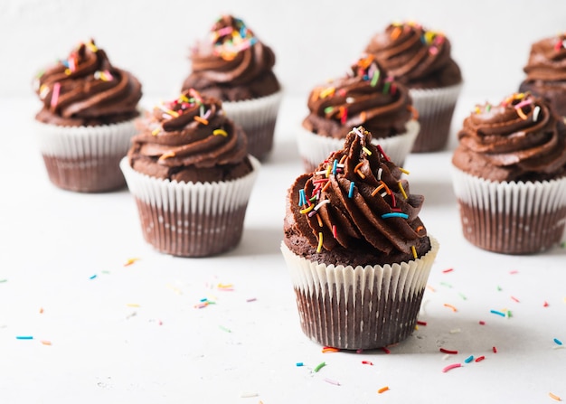 Cupcakes de chocolate y cacao con chispas concepto del día de la madre o del padre