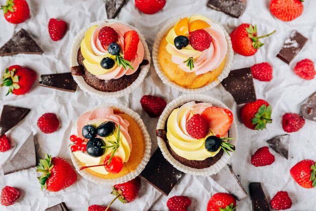 Cupcakes de chocolate con crema y frutos rojos frescos