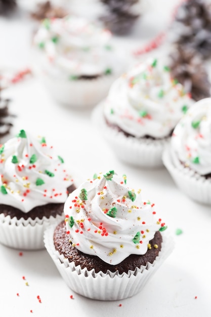 Cupcakes de chocolate decorados con crema blanca