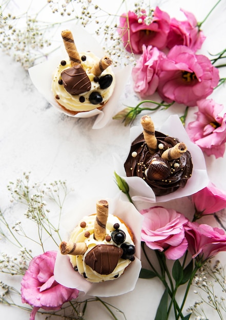 Cupcakes de chocolate para el día de San Valentín sobre fondo de mármol blanco