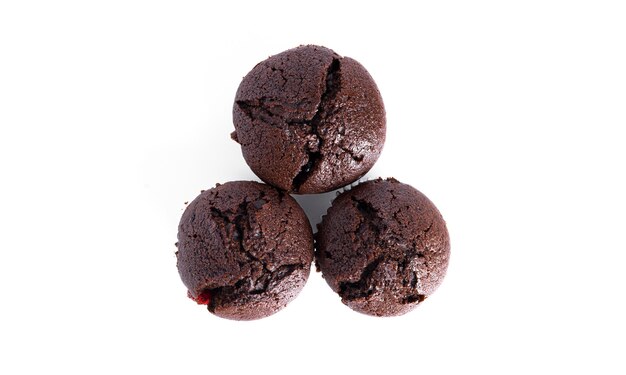 Cupcakes de chocolate con mermelada de cereza aislado sobre fondo blanco. Muffin de chocolate. Foto de alta calidad