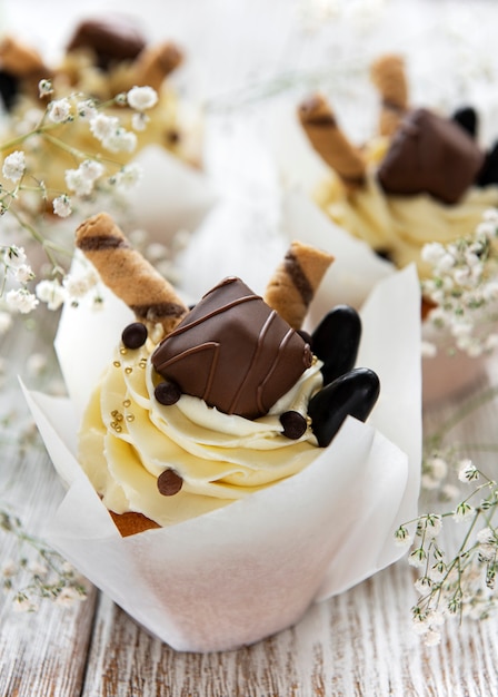 Cupcakes de chocolate en la mesa de madera blanca