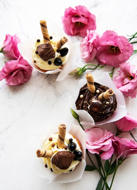 Cupcakes de chocolate en la mesa de mármol blanco