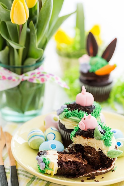 Cupcakes de chocolate de Pascua decorados con orejas de cerdo y conejito.