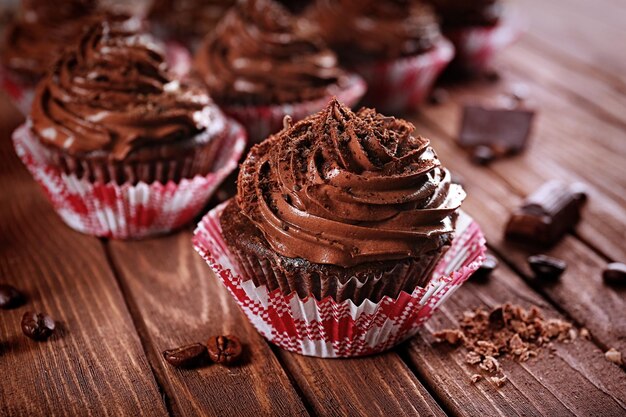 Cupcakes de chocolate sobre fondo de madera closeup