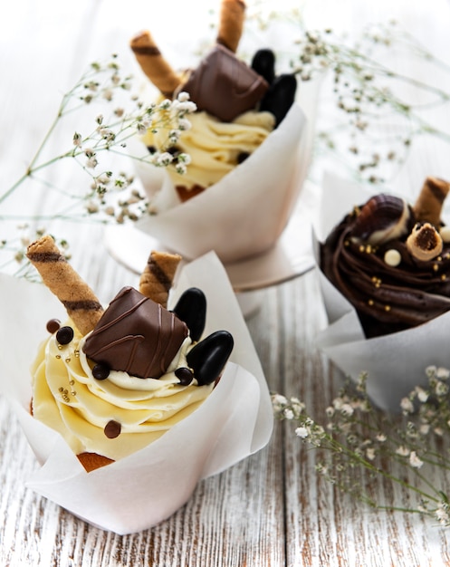 Cupcakes de chocolate en la superficie de madera blanca