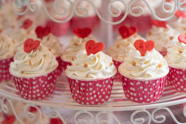 Cupcakes colocados na linha de buffet