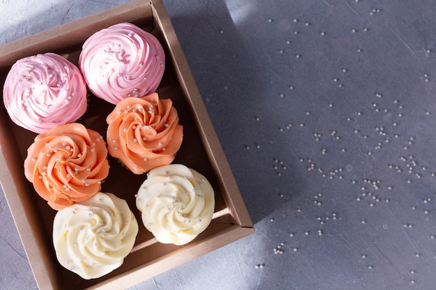 Cupcakes con color crema en caja de regalo.