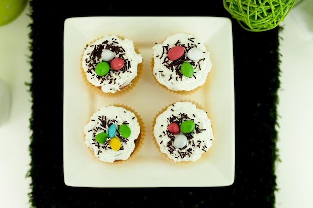 Cupcakes con color en un plato blanco.