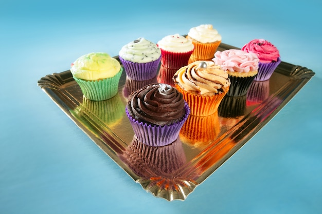 Cupcakes coloridos creme muffin arranjo