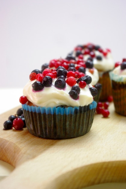 Foto cupcakes com bagas e creme de mascarpone fofo