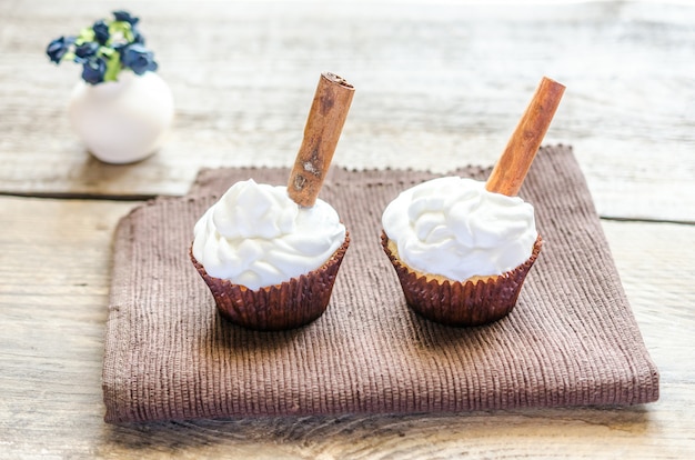 Cupcakes com chantilly e canela