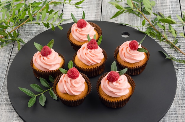 Cupcakes com creme de framboesa.