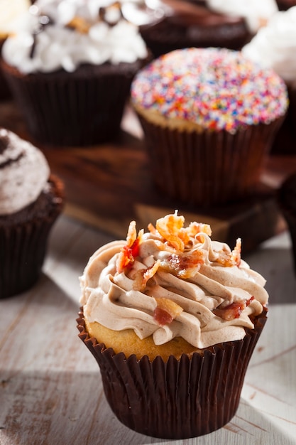 cupcakes com creme e chocolate