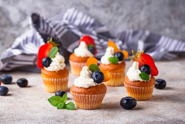 Cupcakes com creme e frutas