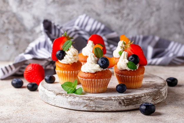 Cupcakes com creme e frutas