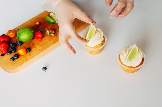 Cupcakes com creme e limão