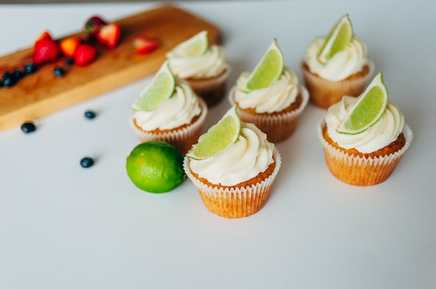 Cupcakes com creme e limão