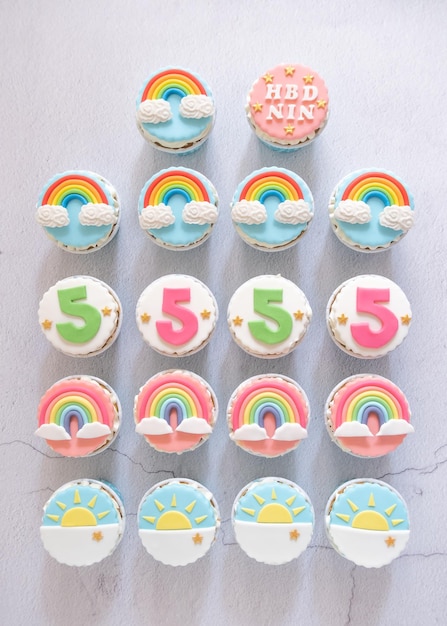 Foto cupcakes com decorações de gelo festa de aniversário