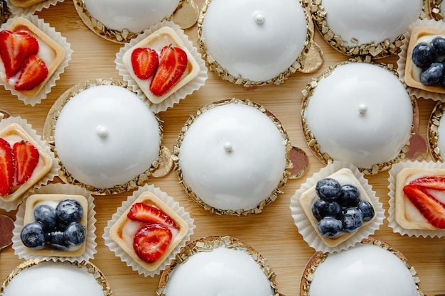 Cupcakes com doces de confeiteiro nas barras de chocolate da placa