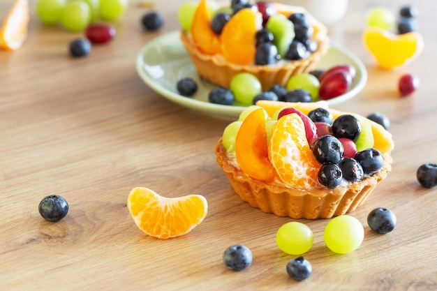 cupcakes com frutas em mesa de madeira na cozinha