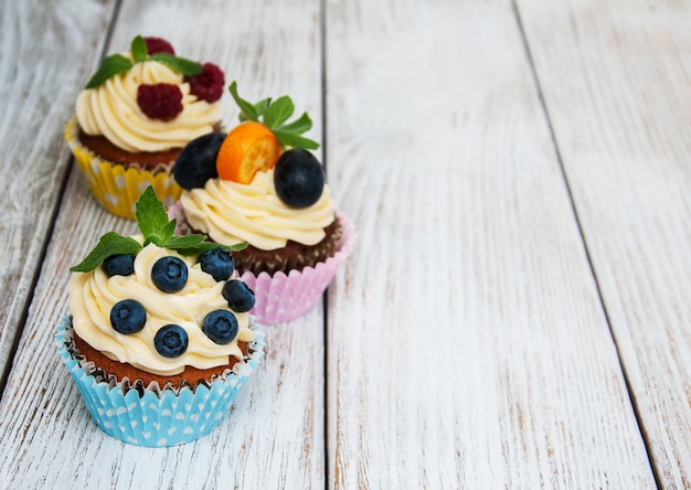 Cupcakes com frutas frescas