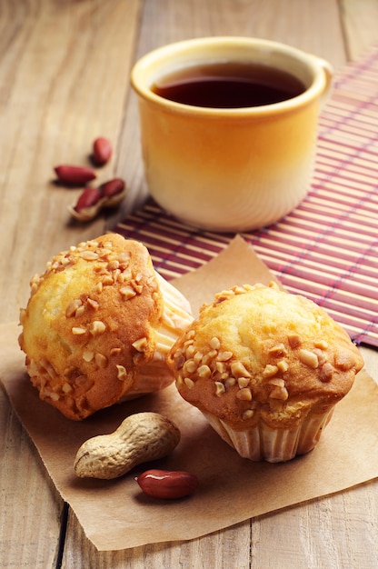 Cupcakes com nozes e uma xícara de chá na mesa