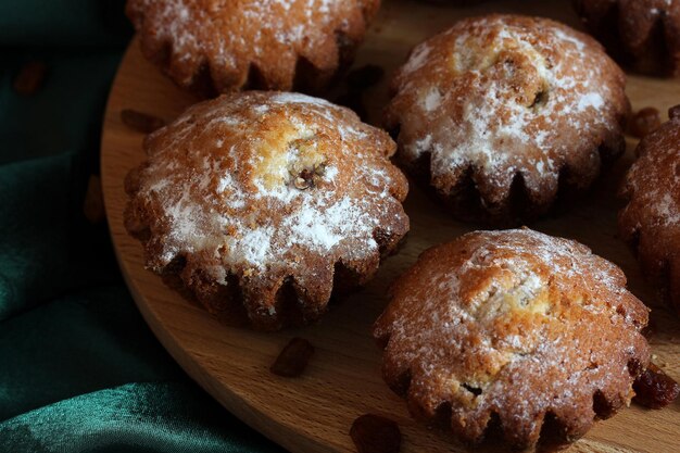 Cupcakes com passas, sobremesa doce, produto de farinha assada. Comida, guloseimas.