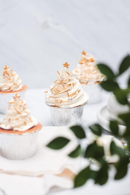 Foto cupcakes com tema de natal com creme de manteiga em um prato branco