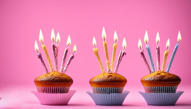 Cupcakes com velas que dizem 'parabéns' nelas