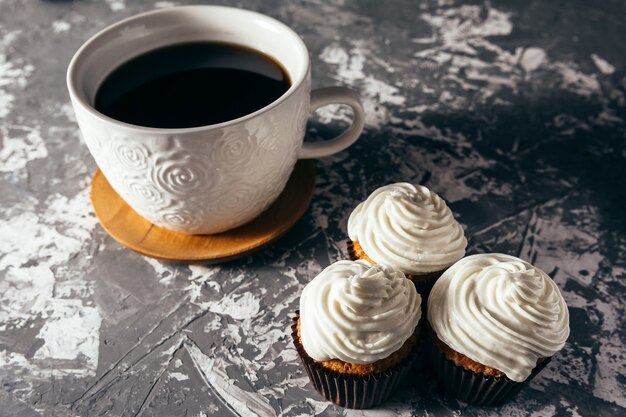 Cupcakes com xícaras de café.