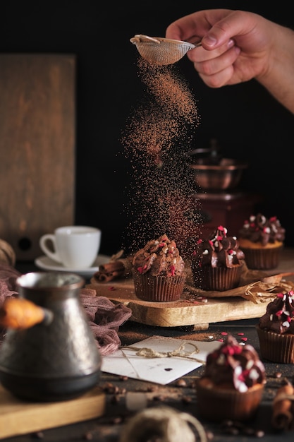 Cupcakes como regalo para los seres queridos. Cupcakes de naranja con crema de chocolate. Proceso de cocción. Postre y café.